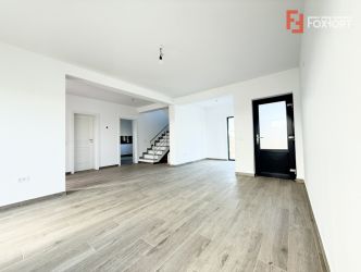 Casa individuala cu 4 camere, situata la drum asfaltat in Sacalaz