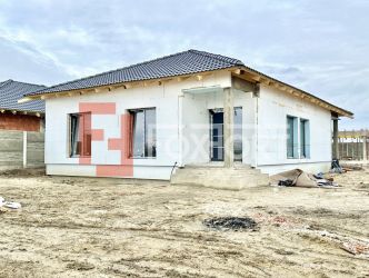 Casa individuala cu 4 camere - Toate utilitatile + Asfalt - Mosnita No