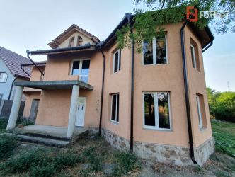 Casa individuala cu 5 camere si 2 bai, Central - Jebel