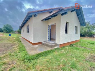 Casa individuala, curte mare,  Sanmihaiu Roman, zona linistita - ID V2
