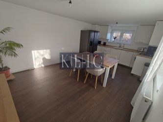 Casă individuala de vânzare 4 camere curte 190 mp 2 intrări auto Si