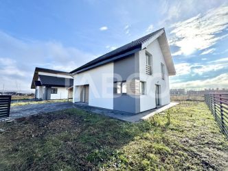 Casa individuala de vanzare cu teren generos- predare la alb