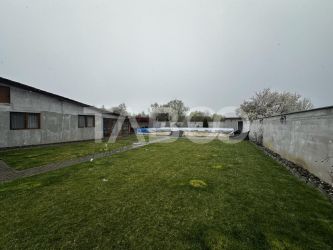 Casa individuala de vanzare formata din 2 apartamente si piscina