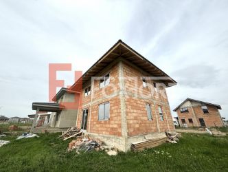 Casa individuala la rosu, 5 camere, teren 508 mp, in Giarmata 