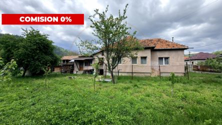 Casa individuala  Leresti la strada principala+ teren 831 mp, utilitat