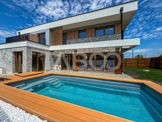 Casa individuala premium cu piscina exterioara si curte in Sannicoara