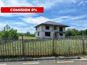 Casă La 3 km De Topoloveni construcție solidă, teren 1460 mp