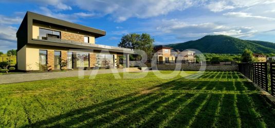 Casa moderna cu 5 camere, piscina si priveliste superba, Cisnadie