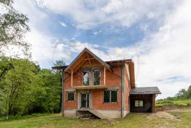 Casa P+1, Babana-Arges cu panouri si apa de izvor