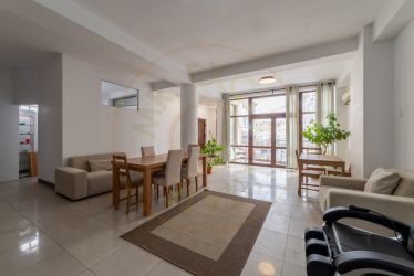 Casa P+3E+M cu spatiu comercial - ultracentral Pitesti