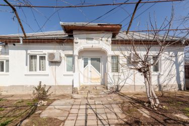 Casa parter + 3.055 mp teren in Costesti