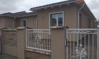 Casa pe plan parter tip duplex 3 camere Mosnita Veche - ID V228