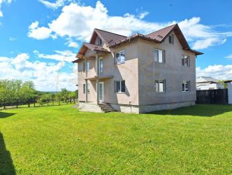 Casă Poiana Lacului-Dinculesti construcție solidă, zonă linistita 