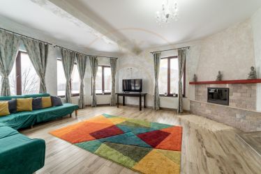 Casa primitoare de închiriat in Valea Ursului-spațiu, natura si lini