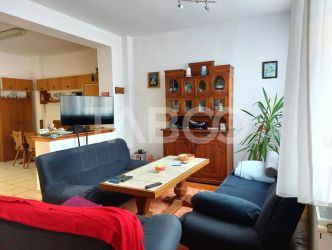 Casa si curte pretabila pentru 2 familii 980 mp teren liber Cisnadie