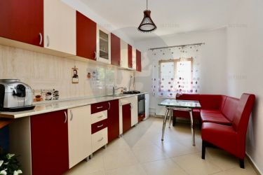 Casa singur in curte Schei