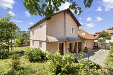 Casa singur in curte Schei