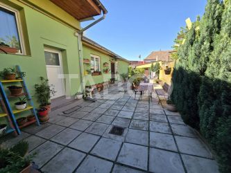 Casa spatioasa de vanzare teren 432 mp zona linistita - Lupeni Sibiu