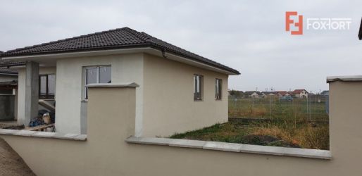 Casa tip duplex 4 camere de vanzare Mosnita Veche
