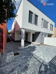 Casa tip Duplex arhitectura modernista zona Lipovei strada linistita -