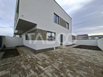 Casa tip duplex de vanzare cu acces auto curte terasa Selimbar