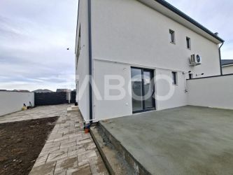 Casa tip duplex de vanzare cu acces auto curte terasa Selimbar