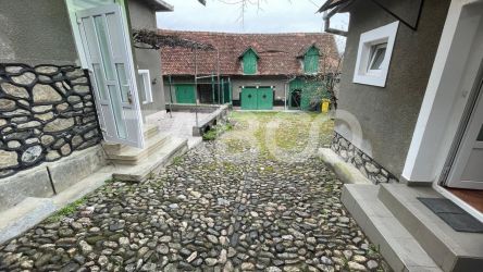 Casa traditionala de vanzare cu curte si anexe in Rasinari