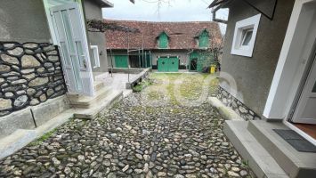 Casa traditionala de vanzare cu curte si anexe in Rasinari