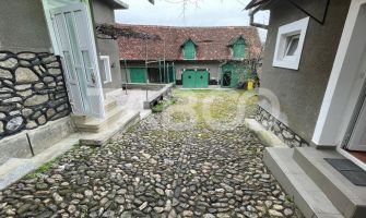 Casa traditionala de vanzare cu curte si anexe in Rasinari