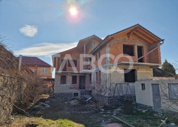 Cladire la rosu 300 mp utili + 130 mp, iesire 2 strazi, aproape centru