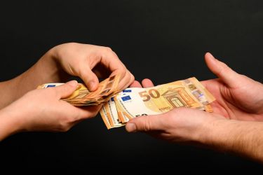 CREDITE ȘI INVESTIȚII INTERNAȚIONALE