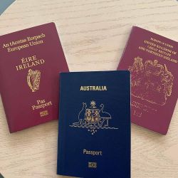 Cumpărați pașapoarte înregistrate de calitate, permise de conducere, c