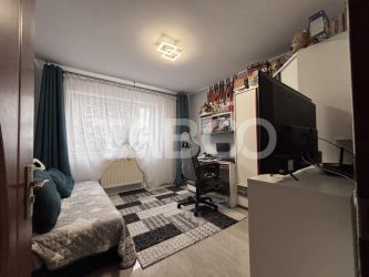 De vanzare apartament 3 camere decomandate parter inalt peste garaje