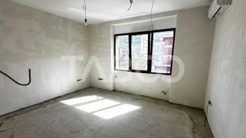 De vanzare apartament 3 camere nemobilate 56 mp cu balcon Central
