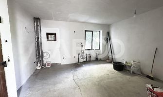 De vanzare apartament 3 camere nemobilate 56 mpu cu balcon Central