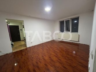 De vanzare apartament 3 camere spatios cu balcon Piata Delfinului