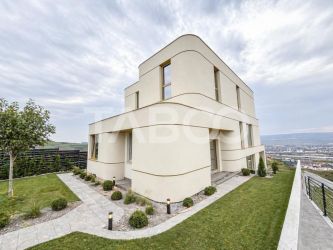 De vanzare casa tip duplex cu priveliste cartier Voronet Iris