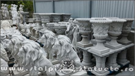 Decorațiuni de grădină din ciment alb și dioxid de titan.