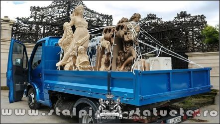 Decorațiuni şi statuete de grădină din beton.