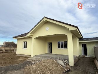 Duplex cu 3 camere de vanzare in localitatea Beregsau Mare, zona Centr