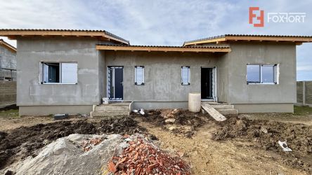 Duplex de vanzare, 3 camere pe parter + pod - Mosnita Veche