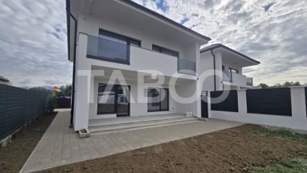 Duplex de vanzare 380mp teren liber 4 camere 2 bai 2 parcari Selimbar