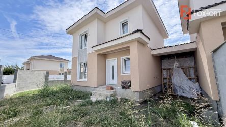 Duplex de vanzare, 4 camere despartit prin garaj - toate utilitatile M