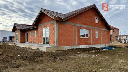 Duplex de vanzare, 4 camere in spate la Castel - Mosnita Noua