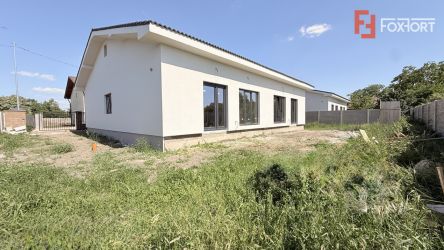 Duplex de vanzare pe parter, 3 camere - Mosnita Veche - Centru