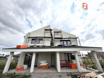 Duplex despartit prin camera tehnica, 5 camere, teren de 308 in Sanand