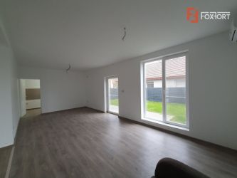 Duplex despartit prin garaj in Sacalaz - V931