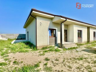 Duplex individual cu 4 camere Mosnita - Toate utilitatile