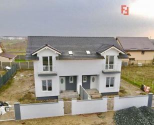 Duplex Mosnita, 4 camere, 2 bai - Toate utilitatile