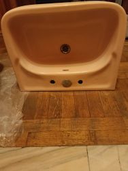 Lavoar, etajera ceramica roz si console suspendare lavoar